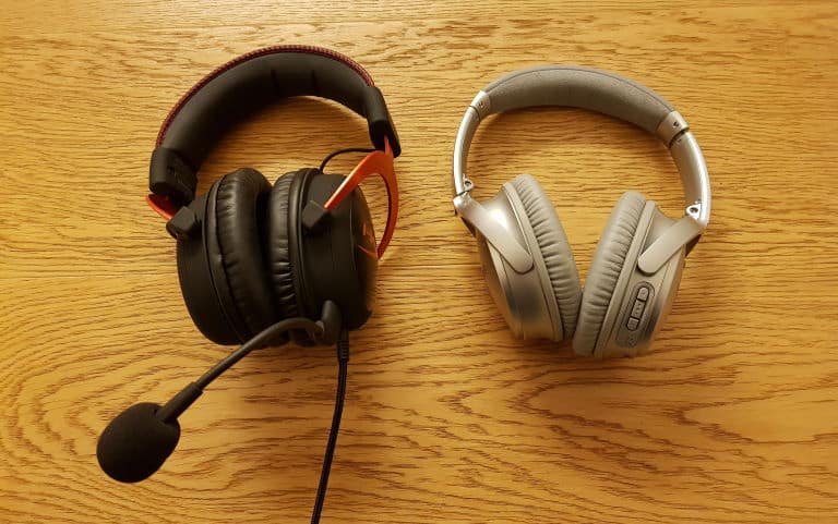 Compare size of gaming headset and bluetooth headphones