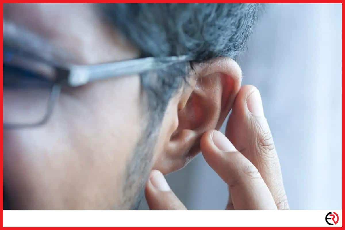 Man with pain in the ear